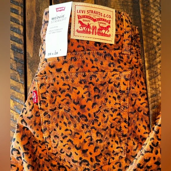 NEW Levi's Corduroy Wedgie Straight Animal Print Pant 28x28 - Picture 6 of 16